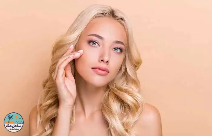 A woman with blonde hair and trendy beachy waves hairstyle