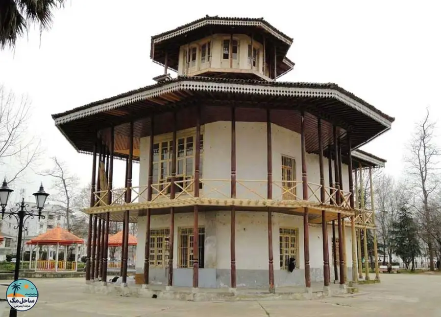 نمایی از عمارت کلاه فرنگی در باغ محتشم به عنوان یکی از جذاب‌ترین جاهای دیدنی رشت در بهار و تابستان