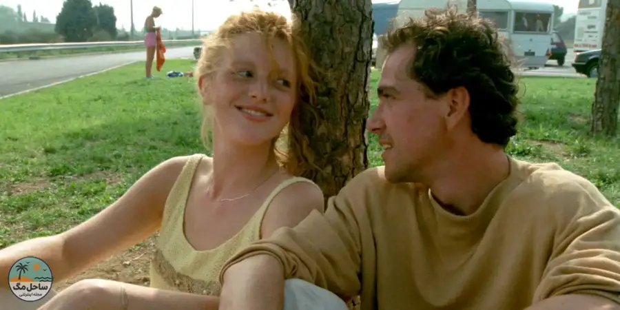 Johanna ter Steege and Gene Bervouts sitting against a tree and looking at each other in The Vanishing, 1988